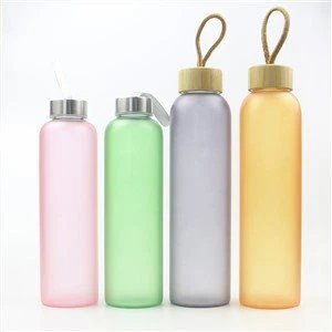 Kleurrijke glazen waterfles